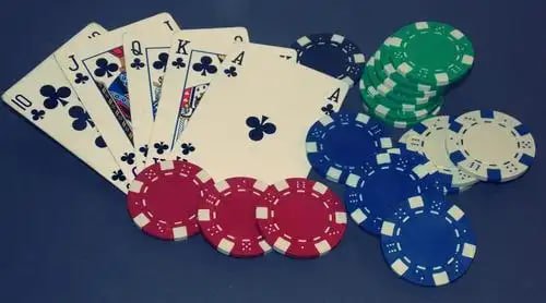 Filipino player accessing jiliphgo Live Casino on a mobile phone with baccarat table visible